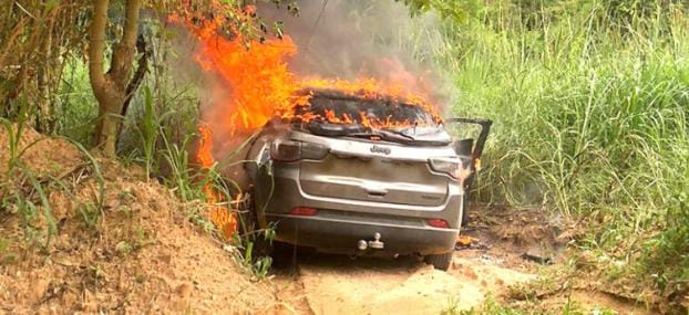 Carro incendiado com dois corpos dentro é de um PM de São Paulo